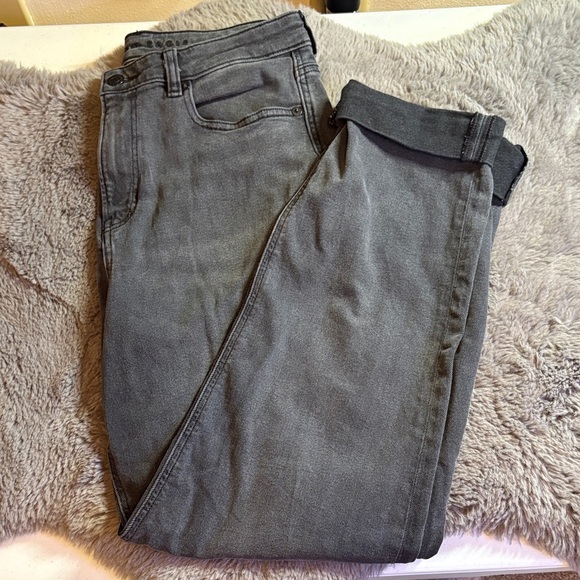 American Eagle Outfitters Denim - American Eagle High Rise Mom Jeans